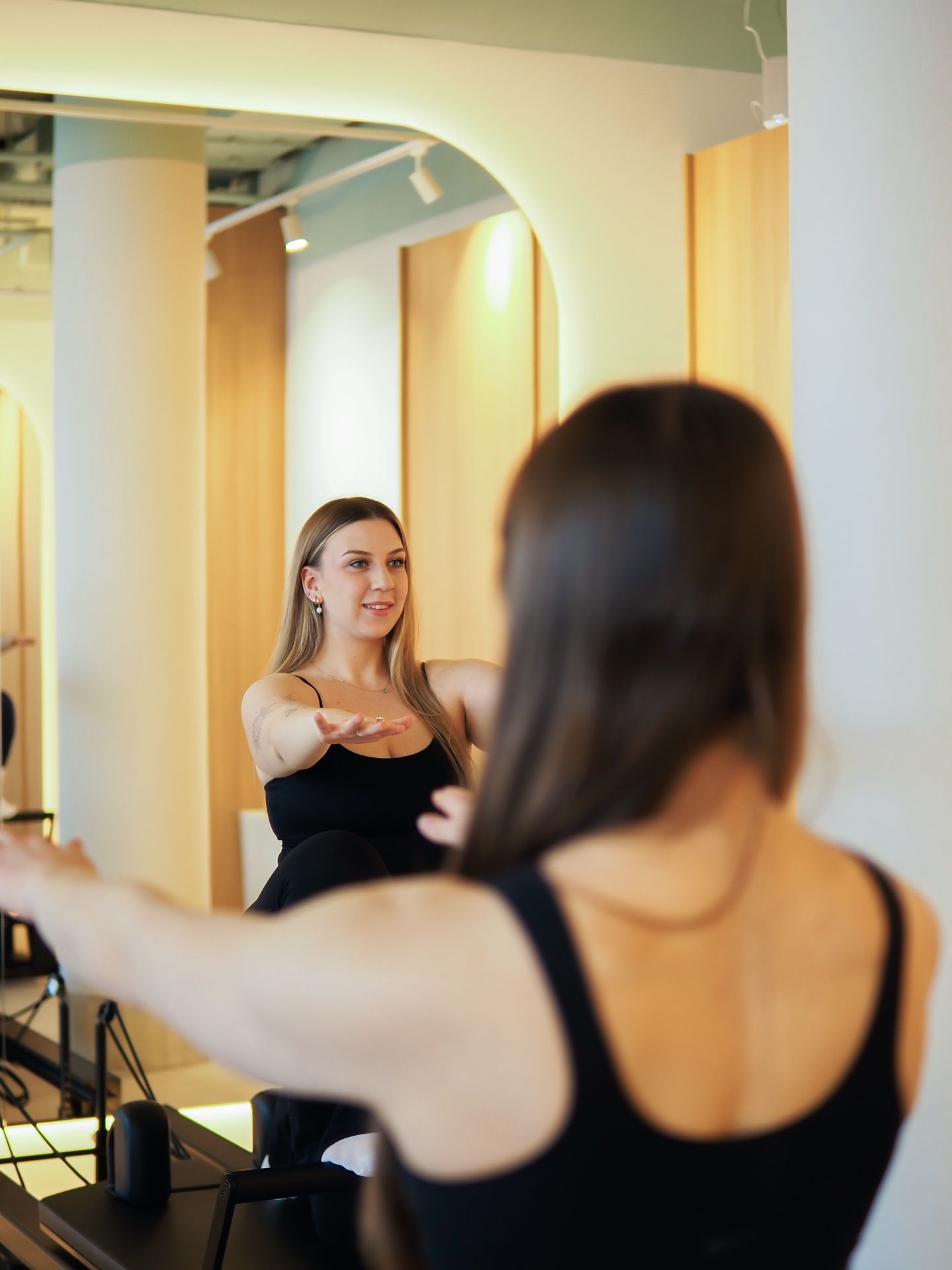 Reformer pilates — praca z postawą przed lustrem